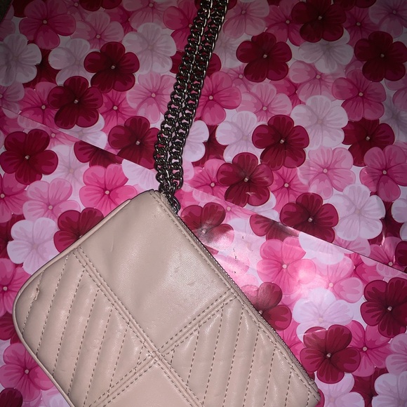 Express Beautiful Wrist-let wallet . - Picture 4 of 17
